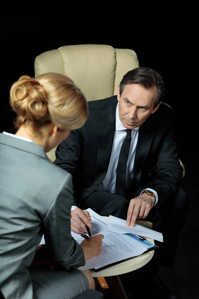 Empresarios firmando papeles - foto de stock