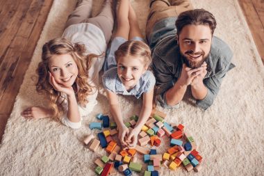 mutlu aile Oluşturucu ile oynarken ve evde yerde yatarken
