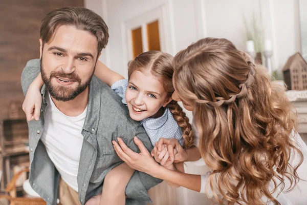 Far åker snålskjuts glad dotter. Familjen har roligt hemma — Stockfoto