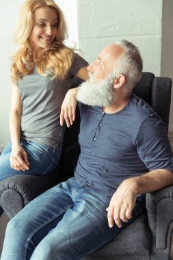 Koltukta oturan Çift