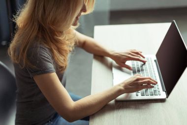 dizüstü bilgisayarda çalışan kadın blogger