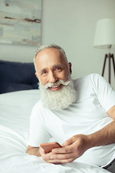 Senior man met smartphone — Stockfoto