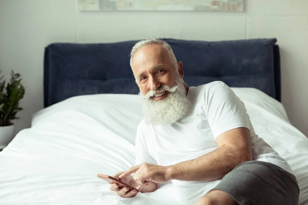 Senior man using smartphone — Stock Photo, Image