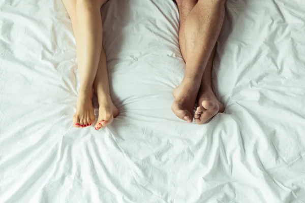 Пара розслабляється на ліжку — стокове фото