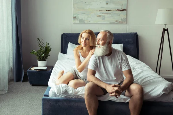 Pareja relajándose en la cama — Foto de Stock