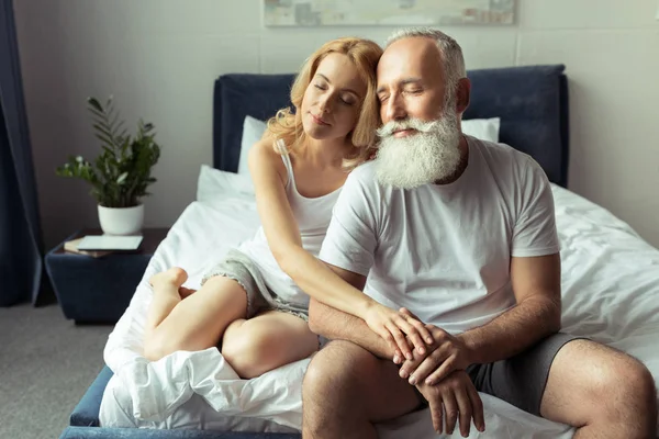 Paar ontspannen op bed — Stockfoto