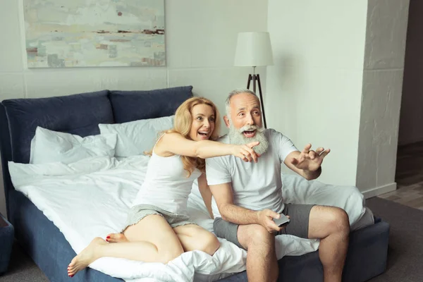 Couple watching tv — Stock Photo, Image