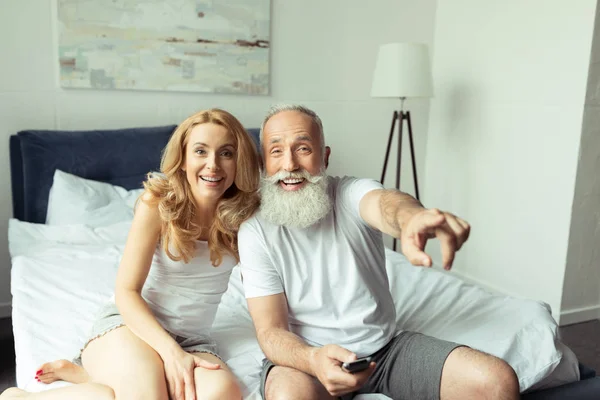 Pareja viendo tv — Foto de Stock