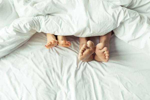 Volwassen paar in bed — Stockfoto