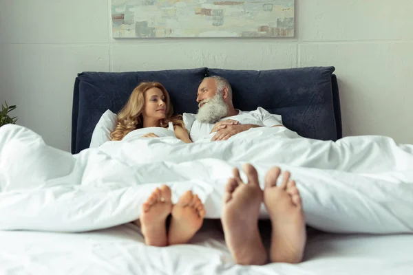 Mogna par i sängen — Stockfoto