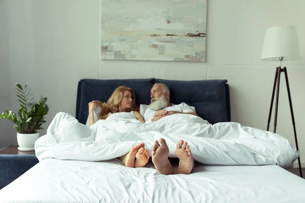 Volwassen paar in bed — Stockfoto