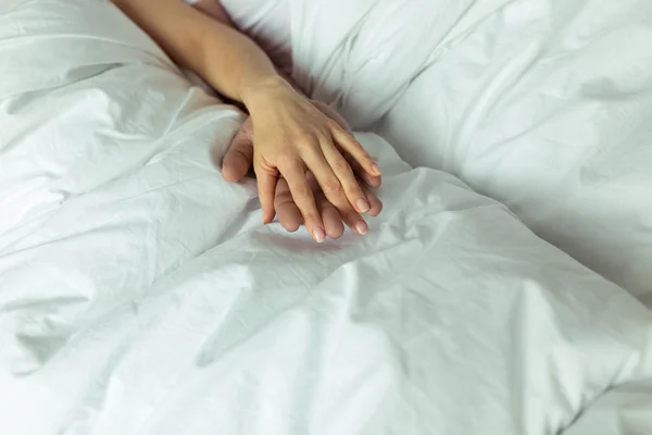 ベッドの中の熟女カップル — ストック写真