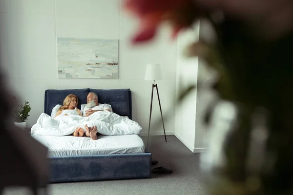 Зрелая пара в постели — Бесплатное стоковое фото