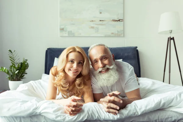 Reif pärchen im bett — Stockfoto