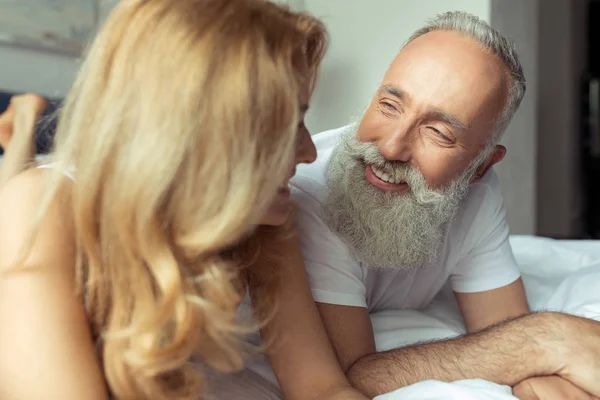 Volwassen paar in bed — Stockfoto