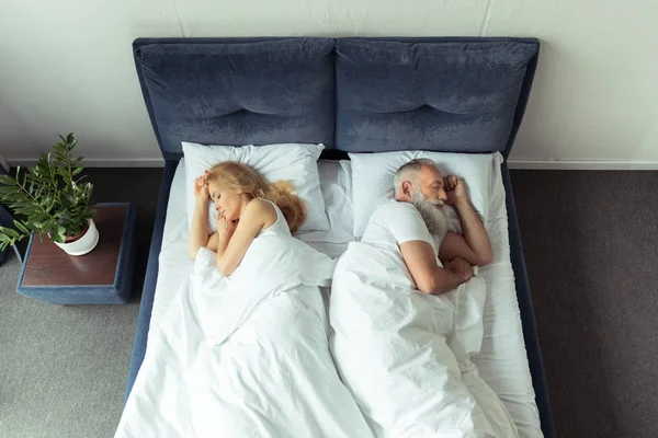 Couple sleeping in bed — Stock Photo, Image