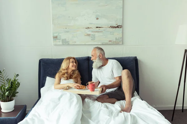 A pár ágyban reggelizik. — Stock Fotó