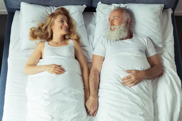 Couple lying in bed — Stock Photo, Image