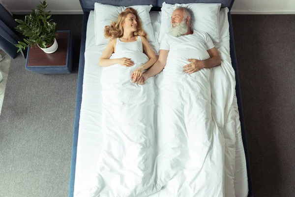 Yatakta yatan çift. — Stok fotoğraf