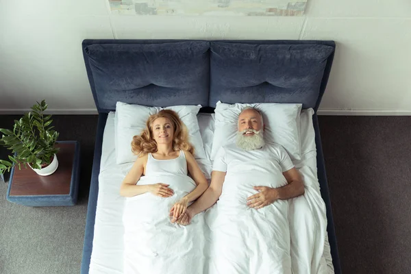 Couple couché au lit — Photo