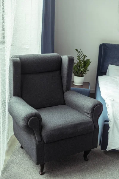 Современное кресло в спальне — стоковое фото