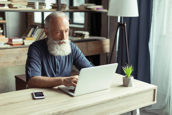 Man typing on laptop — Stock Photo, Image