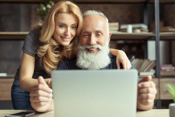 Homem trabalhando no laptop — Fotografia de Stock