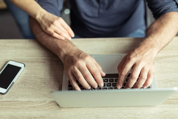 Człowiek pracujący na laptopie — Zdjęcie stockowe