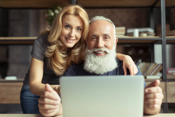 Man working on laptop — Stock Photo, Image