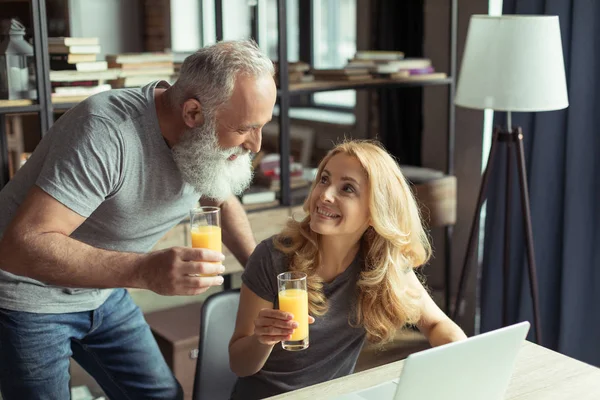 Middle aged couple drinking juice — Stock Photo, Image