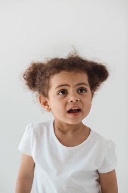 yüz ifadesi ile küçük çocuk kız