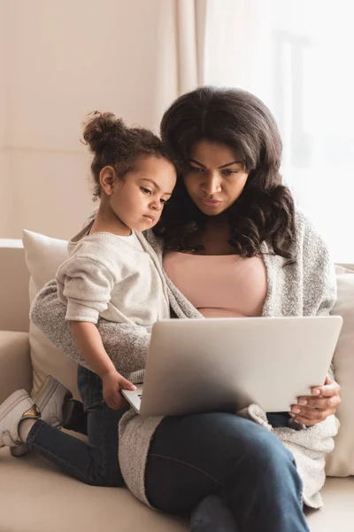 Mãe e filha usando laptop — Fotografia de Stock