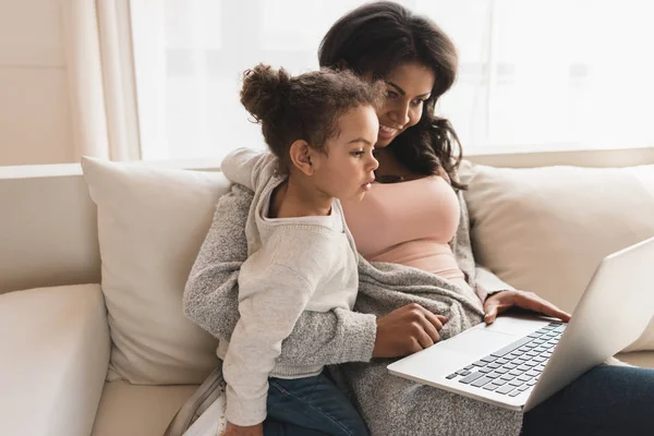 Mère et fille utilisant un ordinateur portable — Photo