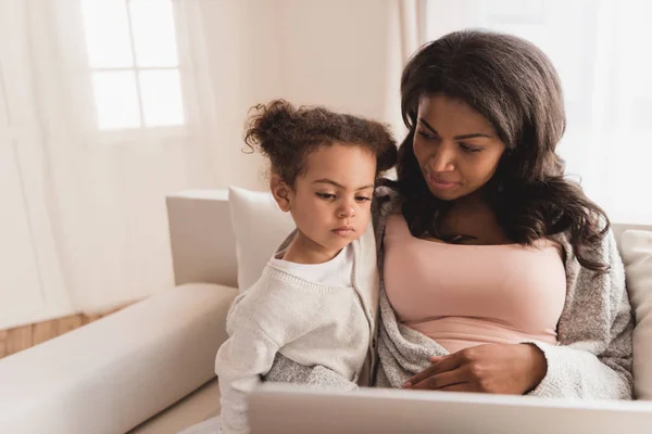 Mor och dotter som använder laptop — Stockfoto