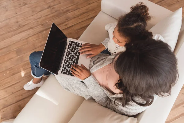 Madre e hija usando laptop —  Fotos de Stock