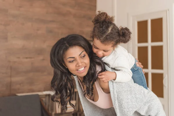 Glückliche Mutter und Tochter — Stockfoto