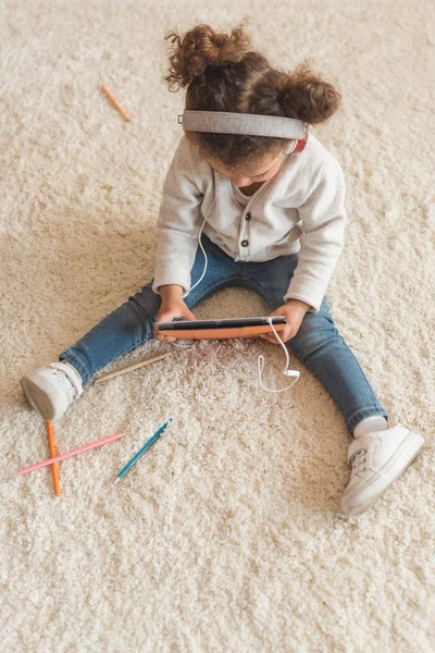 Fille en utilisant une tablette numérique — Photo