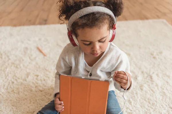 Fille en utilisant une tablette numérique — Photo