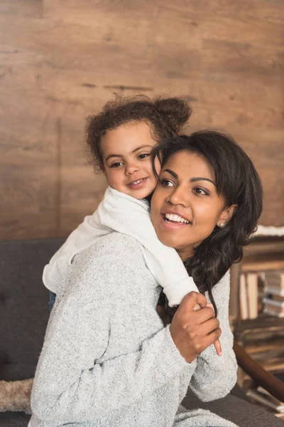 Gelukkig moeder en dochter — Stockfoto