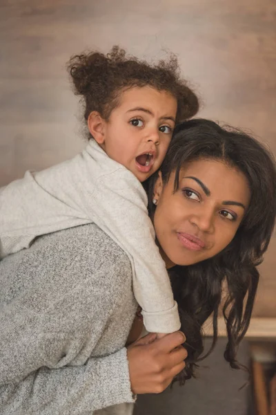 Mother spend time with daughter — Stock Photo, Image