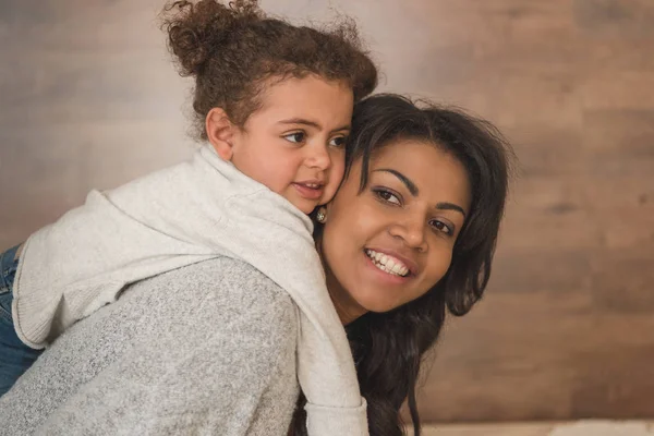 Moeder tijd doorbrengen met dochter — Stockfoto