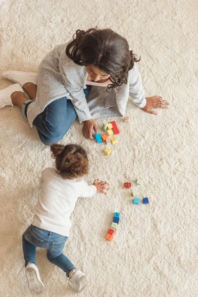 Madre e figlia giocare con cubi — Foto Stock