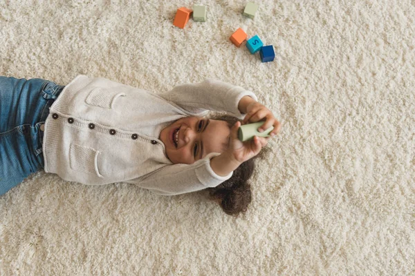 Девушка играет с кубиками — стоковое фото