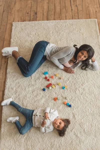 Madre e hija jugando con cubos — Foto de stock gratuita