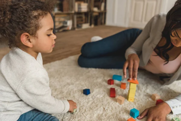 Mother and daughter playing with cubes — Stock Photo, Image