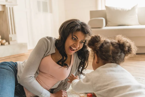 Mother and daughter playing with cubes — Stock Photo, Image