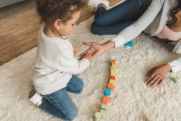Ibu dan anak bermain dengan kubus — Stok Foto