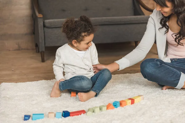 Mother and daughter playing with cubes — Stock Photo, Image