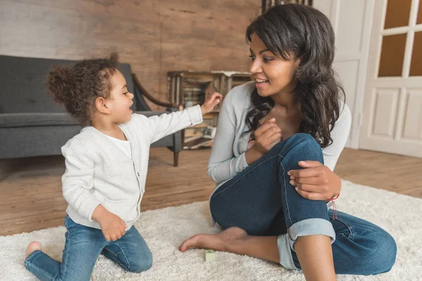 Madre pasar tiempo con su hija —  Fotos de Stock