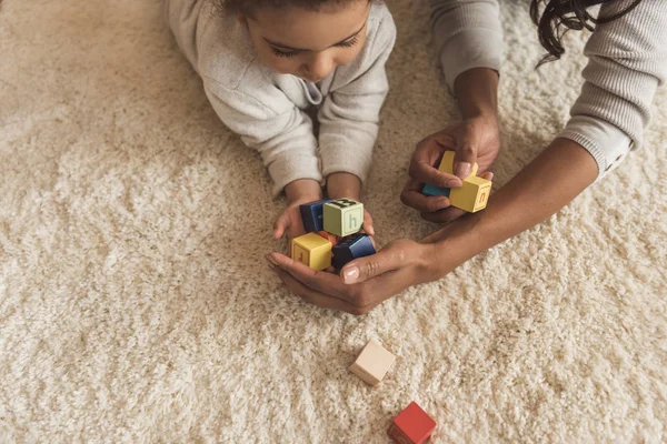 Мати і дочка грають з кубиками — стокове фото